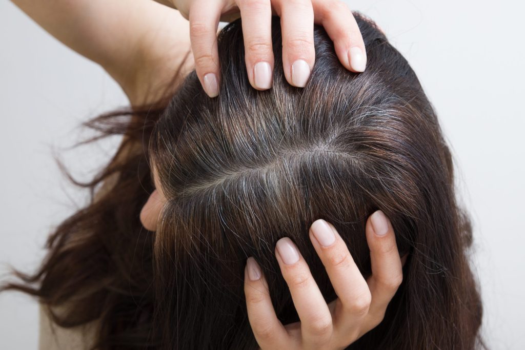 Πώς συνδέεται το άγχος με την εμφάνιση γκρίζων μαλλιών;