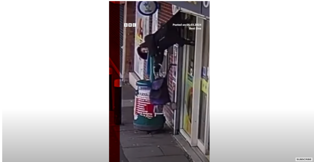 Ουαλία: Γυναίκα βρέθηκε ξαφνικά στον αέρα όταν πιάστηκε το παλτό της σε ρολά καταστήματος (βίντεο)