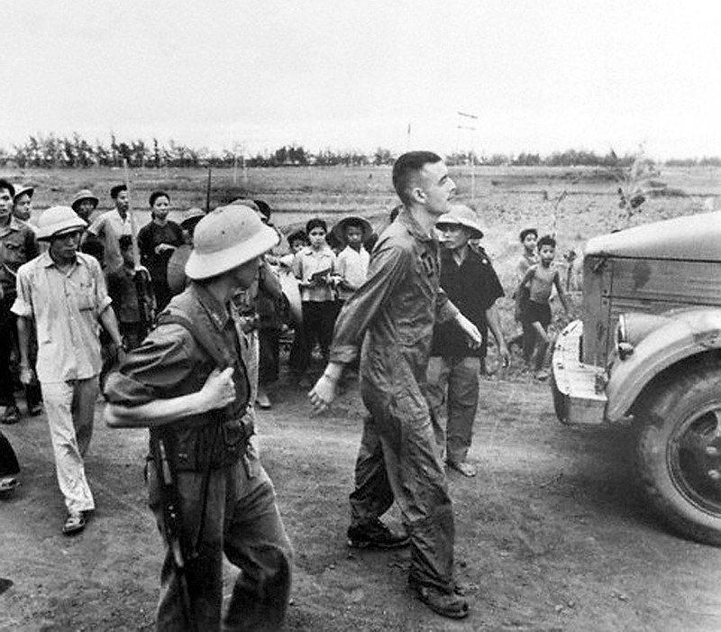 Βίντεο: Αιχμάλωτος Αμερικανός πιλότος στο Βιετνάμ στέλνει μηνύματα με κώδικα Μorse ανοιγοκλείνοντας τα μάτια!