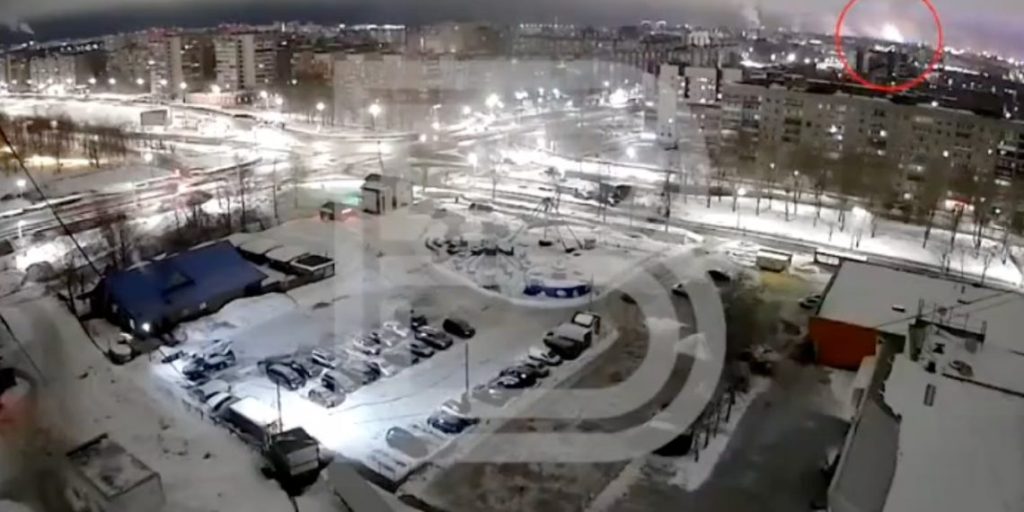 Η στιγμή που ουκρανικό drone χτυπά τη δεύτερη μεγαλύτερη μονάδα παραγωγής χάλυβα στην Ρωσία (βίντεο)