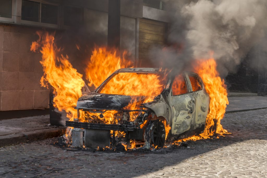 Πυρκαγιά στα Πατήσια και απανωτές εκρήξεις σε εγκαταλειμμένα οχήματα