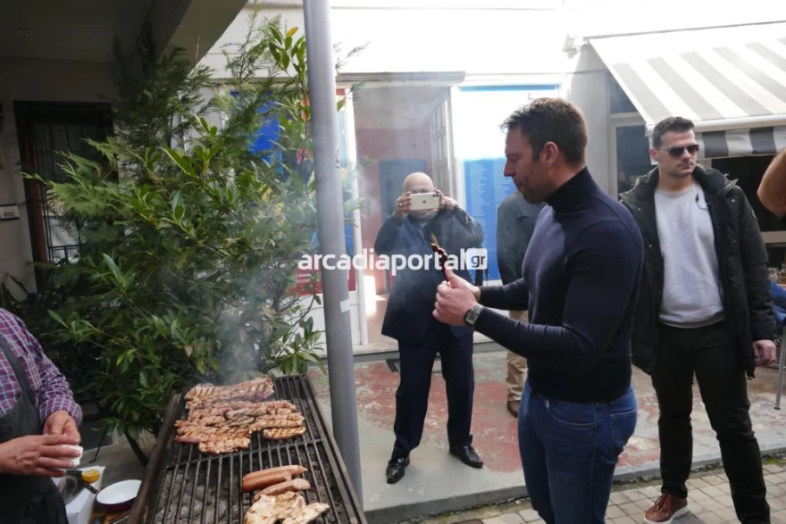 Τσικνοπέμπτη στην Τρίπολη έκανε ο Σ.Κασσελάκης – Έφαγε καλαμάκια και μίλησε με πολίτες (φωτο) 