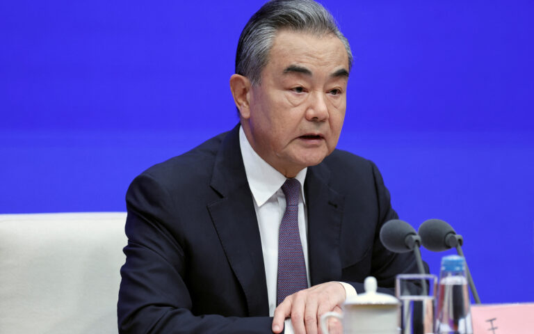 Κινέζος ΥΠΕΞ: «Το Πεκίνο θα υπερασπιστεί τα δικαιώματά του στη Νότια Σινική Θάλασσα»