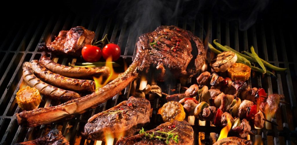 Προσοχή σήμερα: Ποια κομμάτια από το κρέας στα κάρβουνα μπορεί να είναι καρκινογόνα