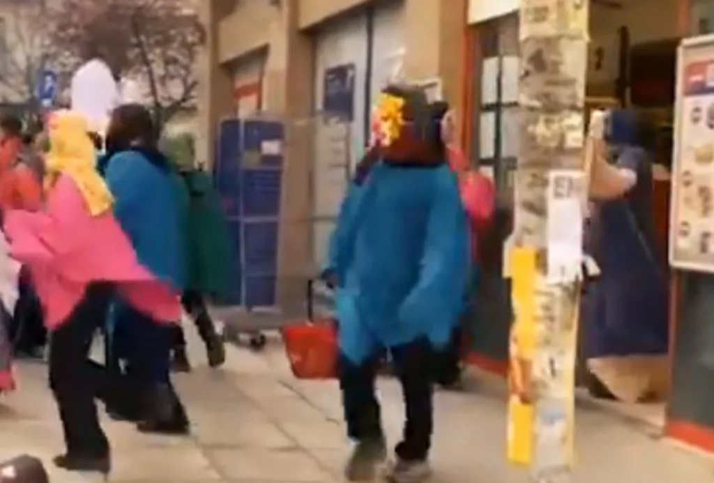 Μασκαράδες έκλεψαν χορεύοντας σούπερ-μάρκετ στην Θεσσαλονίκη και μοίρασαν τα προϊόντα: «Τι 15€ το λάδι ρε; Σήμερα είναι τσάμπα»