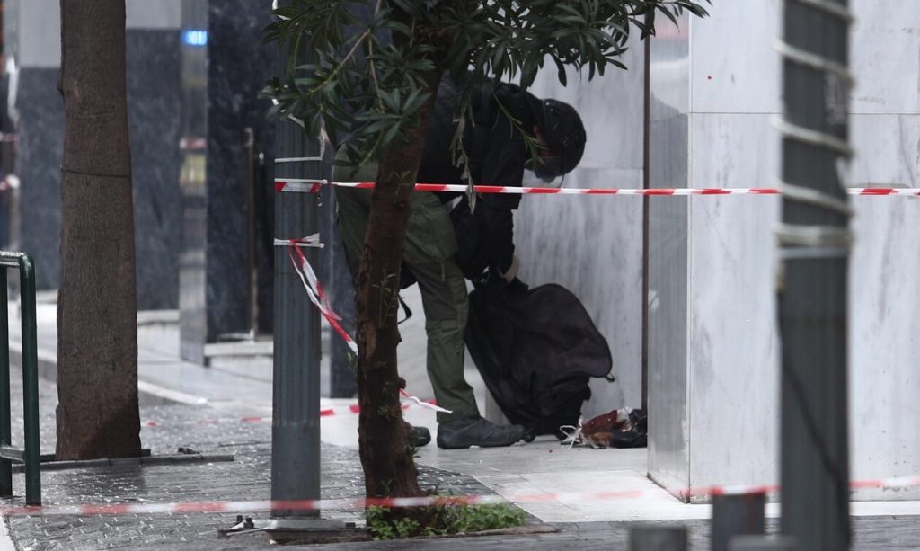 Ύποπτο αντικείμενο σε τράπεζα στον Ταύρο – Σε ελεγχόμενη έκρηξη θα προχωρήσουν τα ΤΕΕΜ (upd)