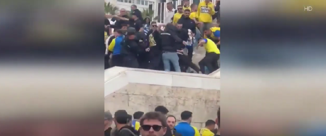 Βίντεο ντοκουμέντο: Η στιγμή που οι οπαδοί της Μακάμπι ξυλοκοπούν τον αλλοδαπό που τους πέταξε μπουκάλι στο Σύνταγμα