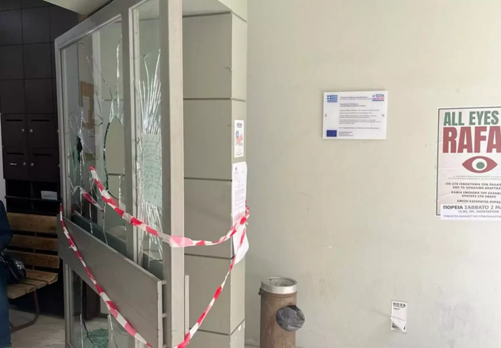 Ηράκλειο: Άγνωστοι τα έκαναν «γυαλιά καρφιά» στο Ειρηνοδικείο – Έσπασαν την είσοδο και διέφυγαν