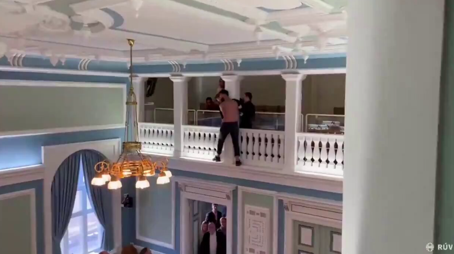 Ισλανδία: Παράνομοι μετανάστες εισέβαλαν στο κοινοβούλιο (βίντεο) 