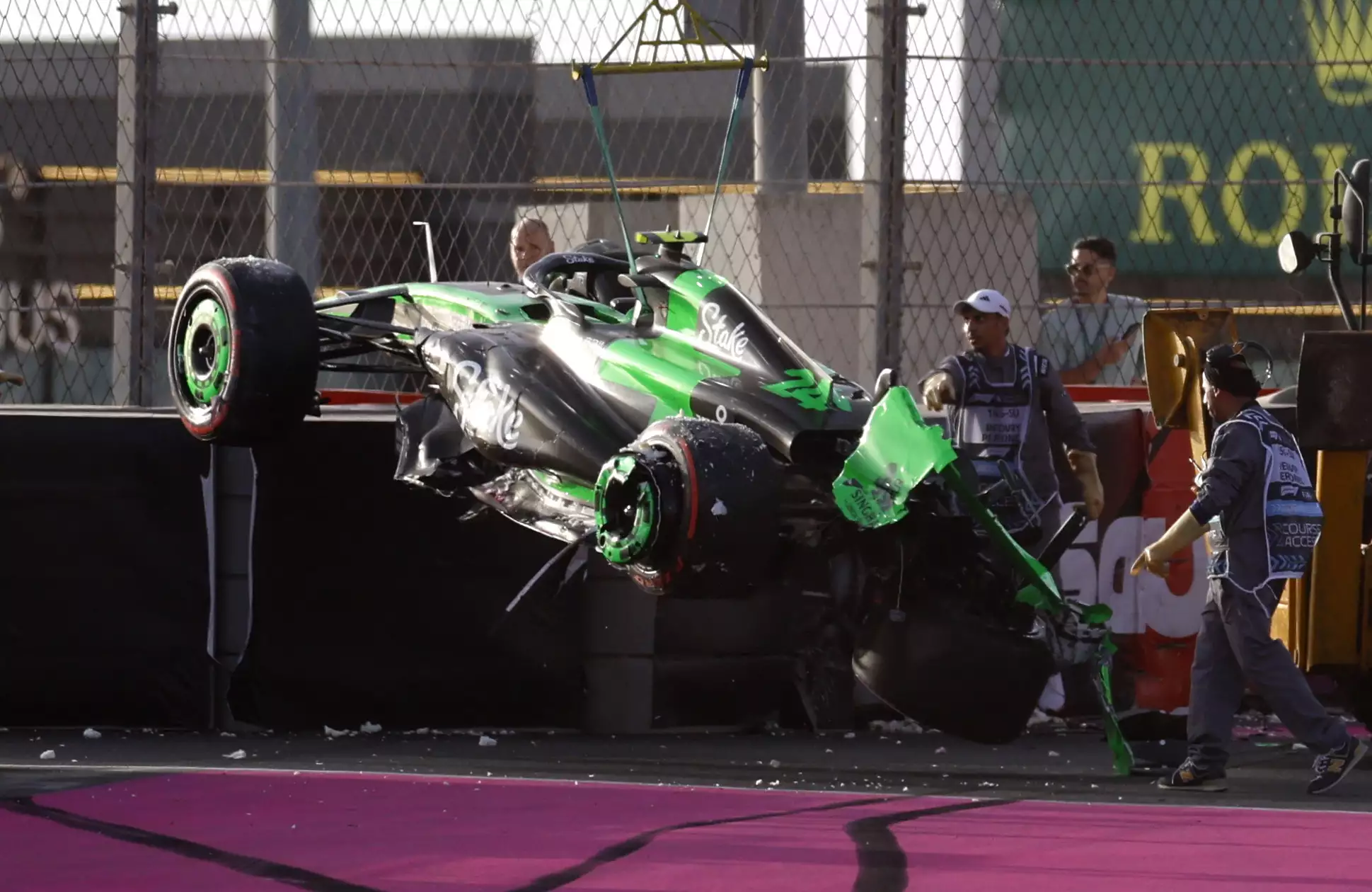 Formula 1: Σοβαρό ατύχημα – Μονοθέσιο «καρφώθηκε» στις προστατευτικές μπάρες (βίντεο)