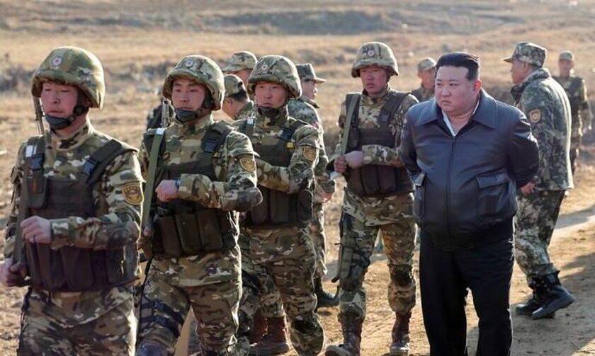 Βόρεια Κορέα: Στρατιωτική άσκηση με βολές πυροβολικού επέβλεψε ο Κιμ Γιονγκ Ουν