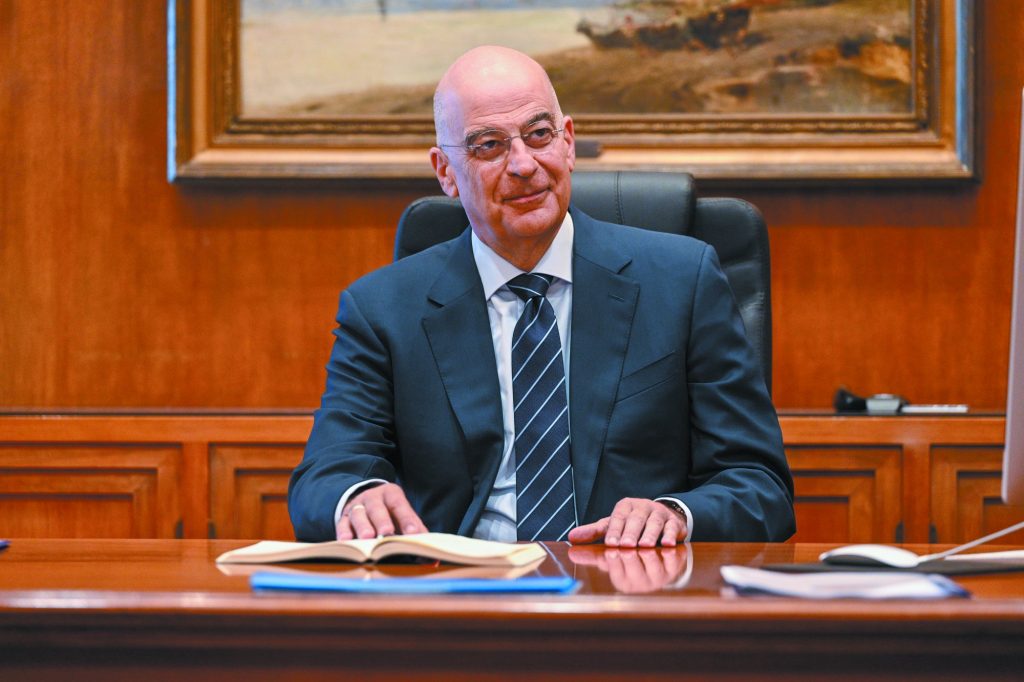 Ν.Δένδιας: «Ξεκινά η εθελοντική στράτευση των γυναικών»