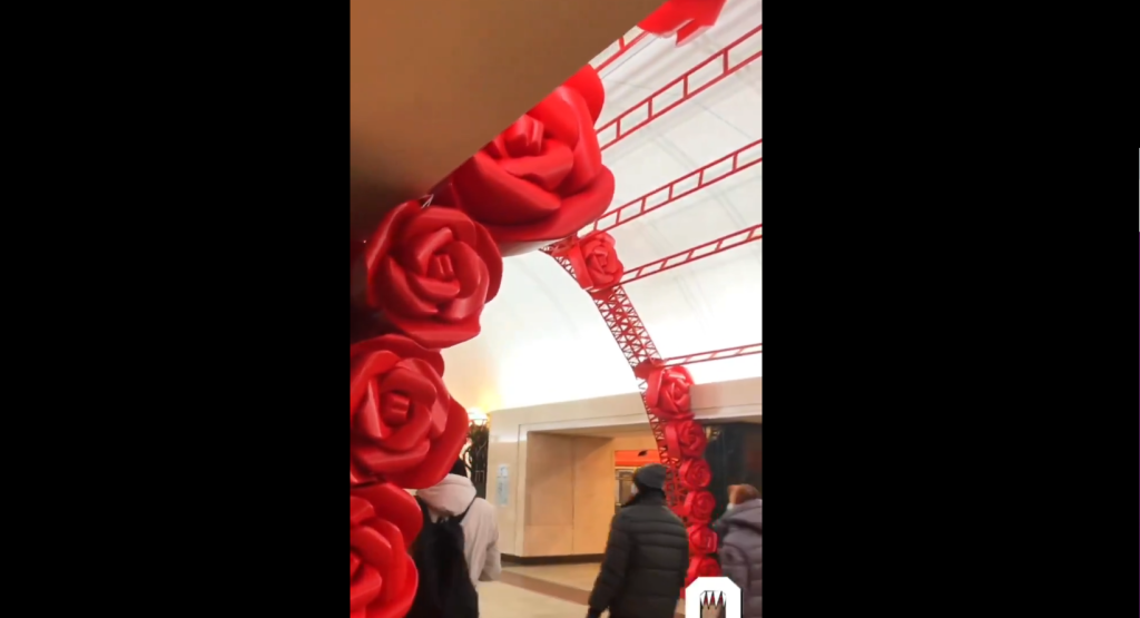 Μόσχα: Ο εντυπωσιακός στολισμός στο μετρό για την ημέρα της γυναίκας (βίντεο)