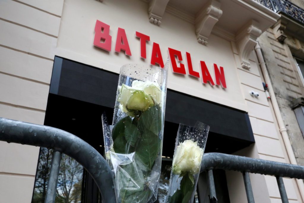 Παρίσι: Σάλος προκλήθηκε όταν τραγουδίστρια αφιέρωσε το «Murder on the Dancefloor» στα θύματα του Μπατακλάν (βίντεο)