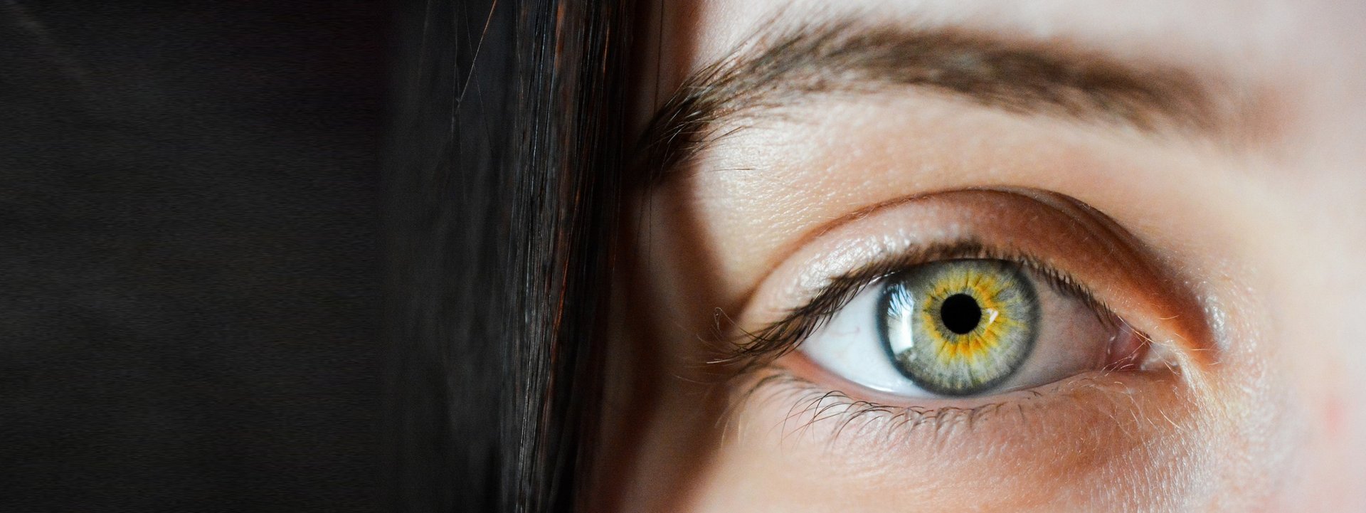 «Τατουάζ» ματιών: Νέα μόδα του TikTok απειλεί τους νέους