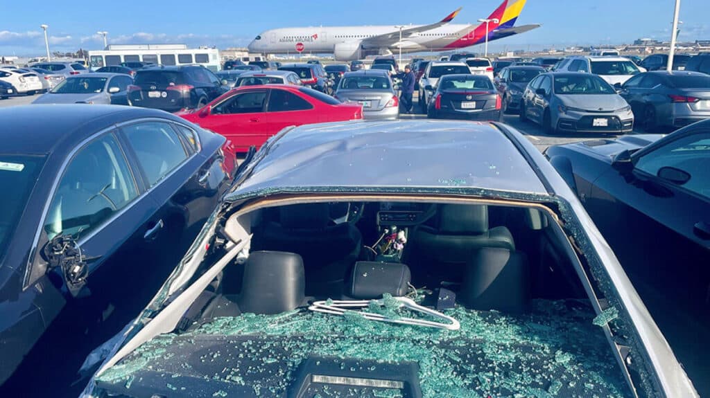 ΗΠΑ: Πάνω σε αμάξια έπεσε ο τροχός που αποκολλήθηκε από Boeing 777 κατά την απογείωση (φωτο)