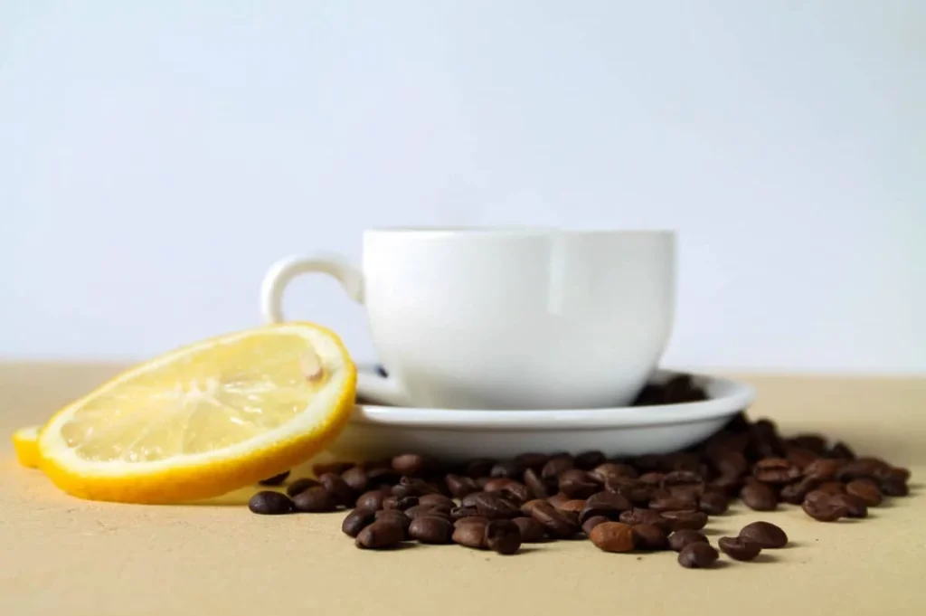 Καφές με λεμόνι: Μπορεί να βοηθήσει στο αδυνάτισμα; 