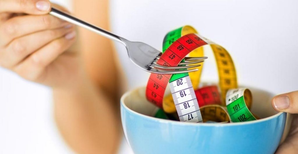 Οι τροφές και τα ποτά που ενισχύουν τον μεταβολισμό – Πώς επηρεάζει το βάρος μας;