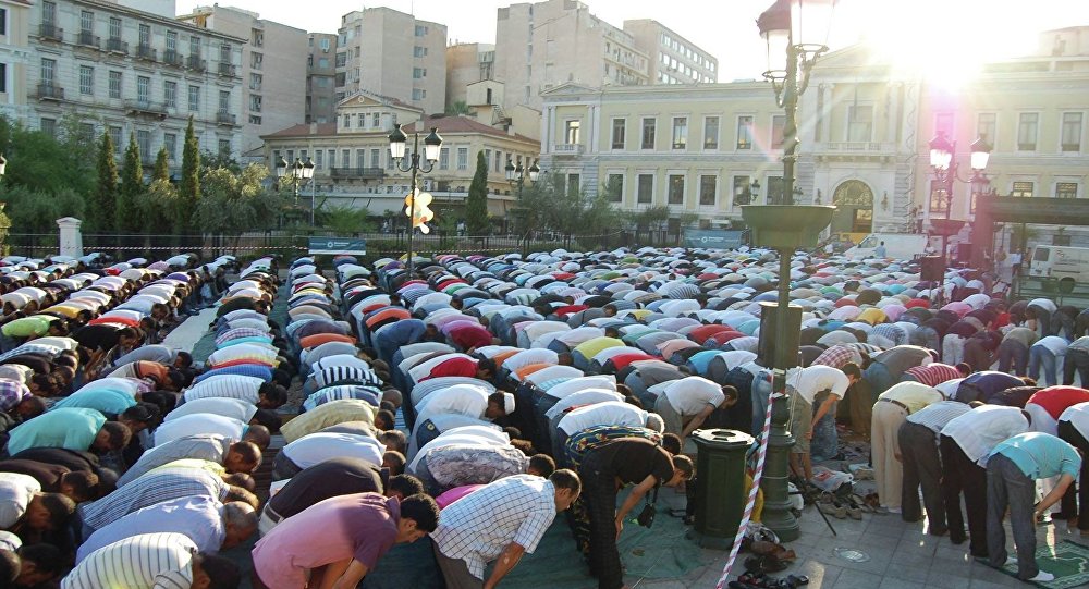 Χιλιάδες παράνομοι μουσουλμάνοι κατέκλεισαν τις ελληνικές πλατείες για να προσευχηθούν (φωτο) 