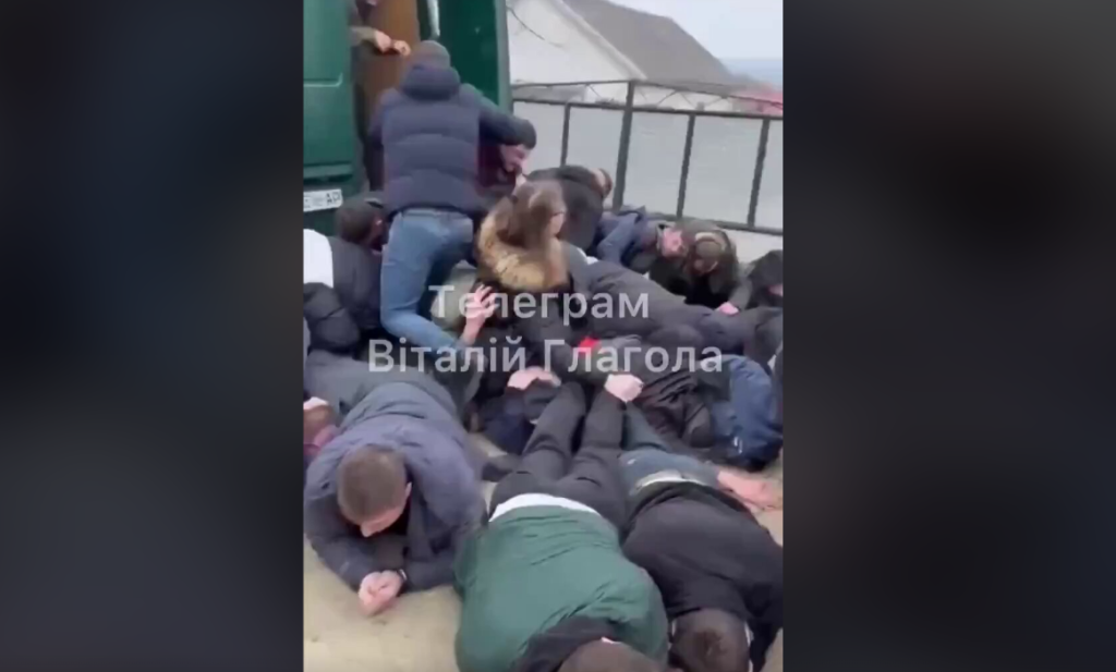 Ουκρανοί συνοριοφύλακες ξυλοκόπησαν και συνέλαβαν 34 πολίτες που προσπαθούσαν να διαφύγουν από τη χώρα