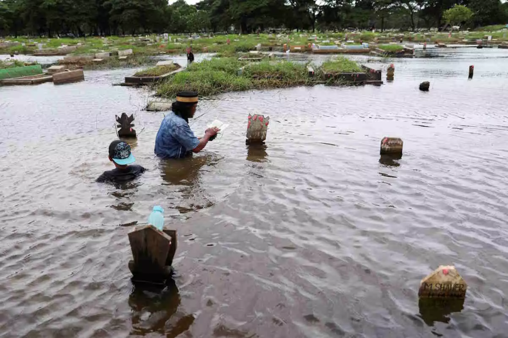 Ινδονησία: Τουλάχιστον 18 νεκροί και 5 αγνοούμενοι από τις πλημμύρες και τις κατολισθήσεις στο νησί Σουμάτρα