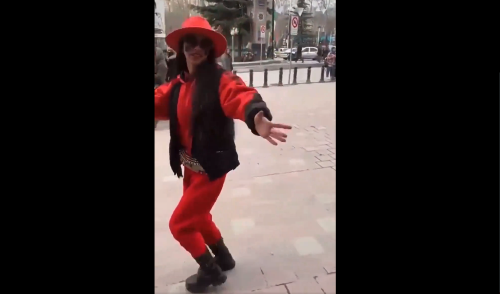 Iράν: Χειροπέδες σε δύο γυναίκες που χόρευαν σε δημόσιο χώρο (βίντεο)