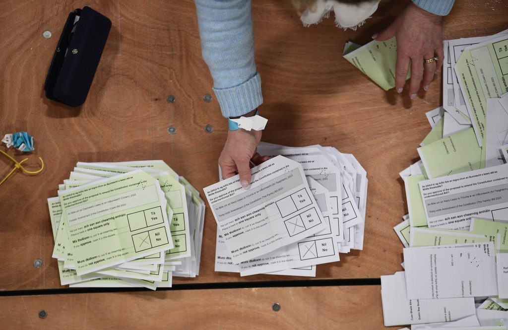 Πιστοί στο Σύνταγμα οι Ιρλανδοί: Καμία «διεύρυνση» του όρου «οικογένεια» και αποδοχή ζευγαριών που συζούν με παιδιά χωρίς γάμο