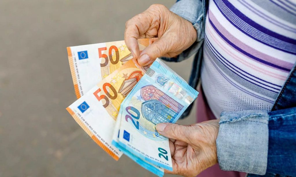 Δείτε πότε θα καταβληθούν οι συντάξεις Απριλίου – Οι ημερομηνίες ανά Ταμείο