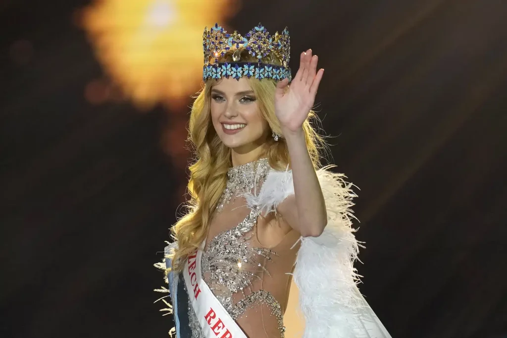 Κριστίνα Πισκόβα: Η ξανθιά καλλονή με καταγωγή από την Τσεχία που κέρδισε τον τίτλο «Μις Κόσμος 2024»