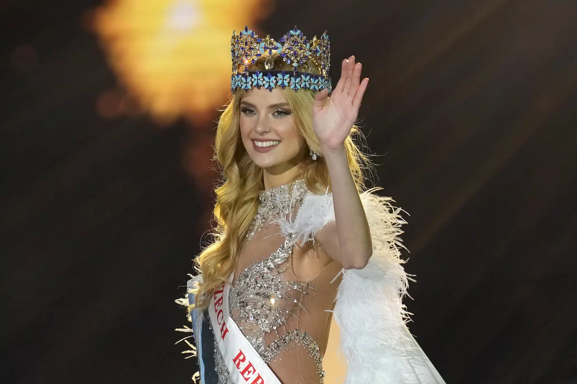 Κριστίνα Πισκόβα: Η ξανθιά καλλονή με καταγωγή από την Τσεχία που κέρδισε τον τίτλο «Μις Κόσμος 2024»