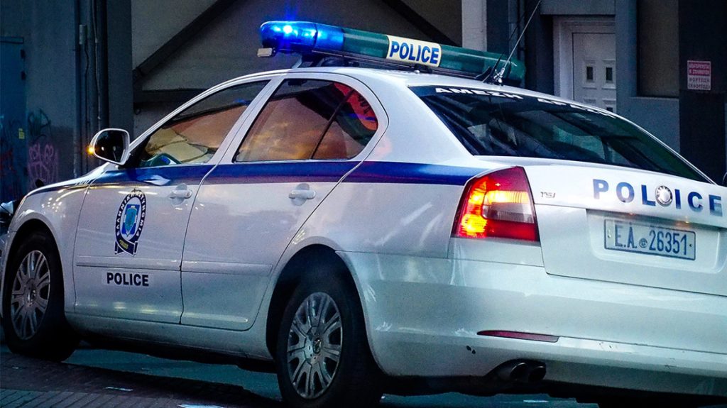 Κόρινθος: Οδηγός έπεσε σε περιπολικό μετά από καταδίωξη αλλά πάτησε γκάζι και έγινε «καπνός»