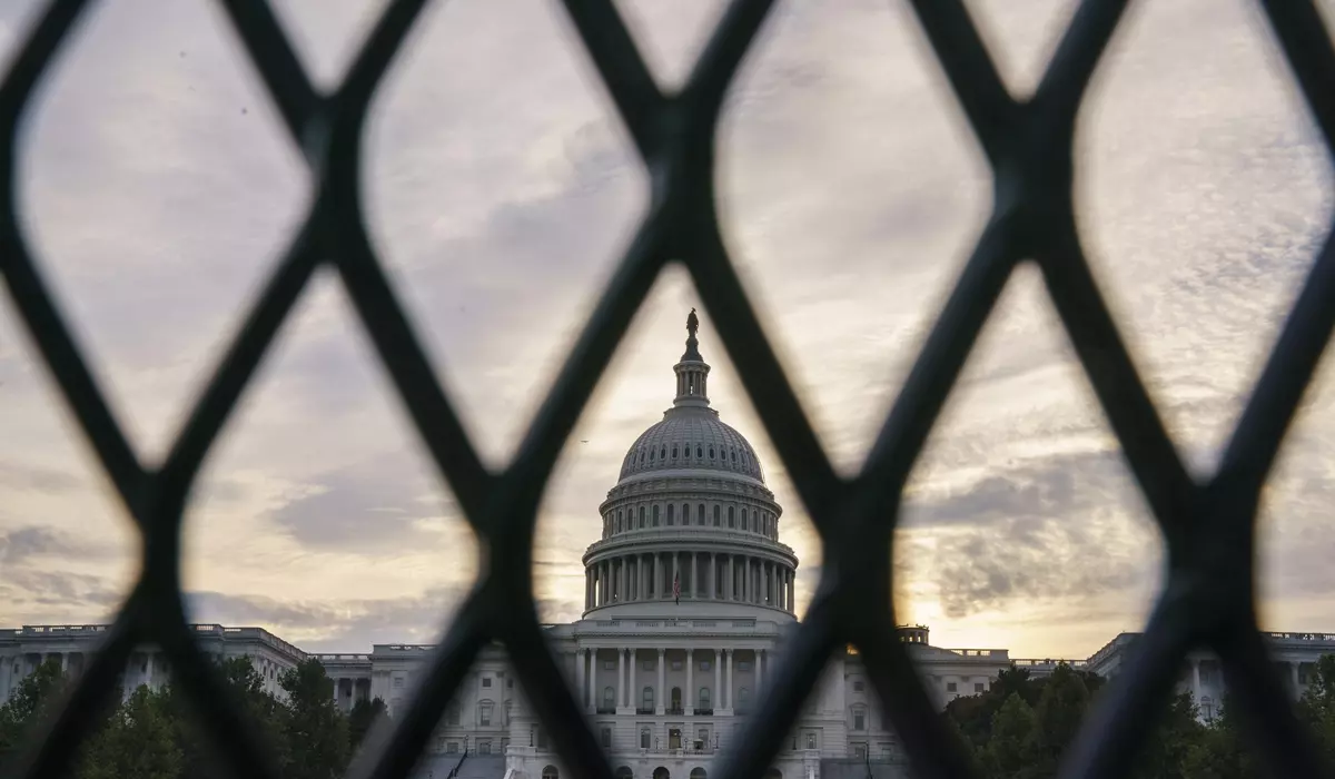 Με εντολή Τ.Μπάιντεν υψώνεται φράχτης γύρω από το Καπιτώλιο – Στα σύνορα ζητά να σταματήσει η ανέγερση