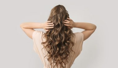 Δείτε γιατί δεν πρέπει να αφήνετε τα μαλλιά σας να στεγνώνουν με φυσικό τρόπο – «Καταστρέφονται και φριζάρουν»