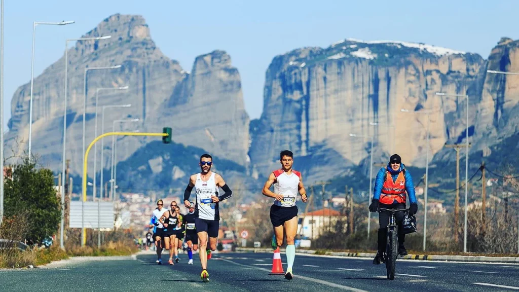 Ημιμαραθώνιος Καλαμπάκας – Τρικάλων: 88 ετών ο μεγαλύτερος δρομέας της διαδρομής (βίντεο)