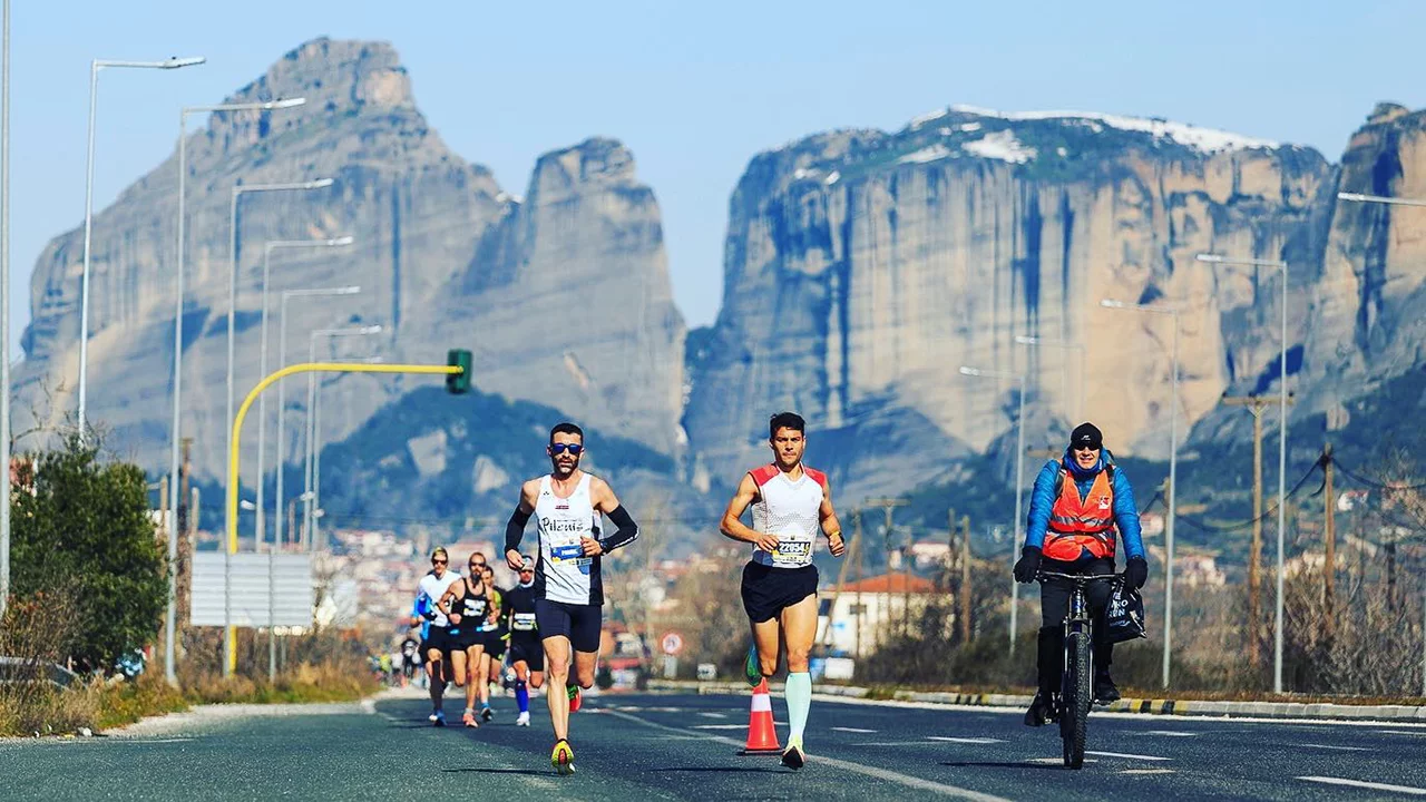 Ημιμαραθώνιος Καλαμπάκας – Τρικάλων: 88 ετών ο μεγαλύτερος δρομέας της διαδρομής (βίντεο)