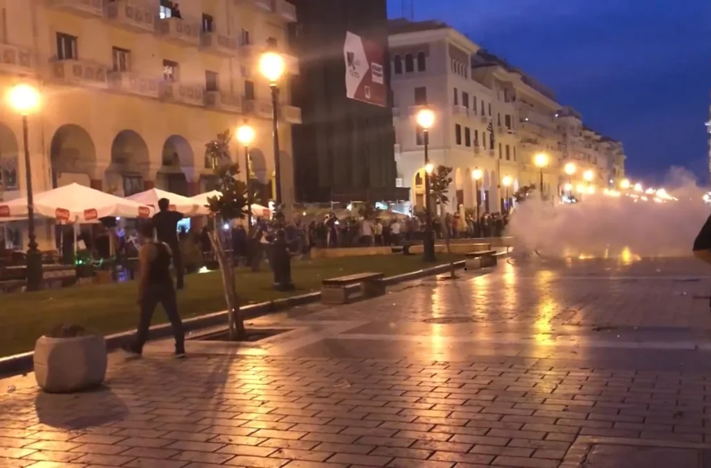 Επεισόδια στην Αριστοτέλους: Εκρηκτικό μείγμα προκαλεί ο νόμος για ΛΟΑΤΚΙ+ – Οι αλλοδαποί τους μισούν – Οι ημεδαποί τους εχθρεύονται (upd)