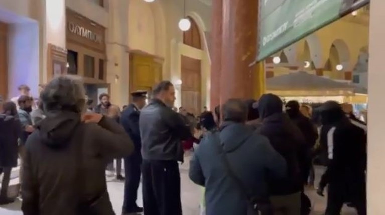 Θεσσαλονίκη: Τα λόγια του αστυνομικού που χτυπήθηκε από κουκουλοφόρο στην κόρη του – «Έχουν πάρει το καπέλο μου μην κάνεις κάτι και σε βρουν»