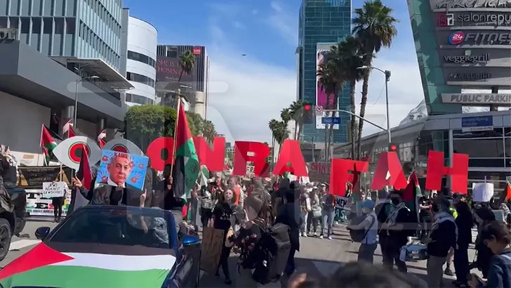 Βίντεο: Εκατοντάδες διαδηλωτές με παλαιστινιακές σημαίες αποδοκιμάζουν σκηνοθέτες και ηθοποιούς στην απονομή των Όσκαρ