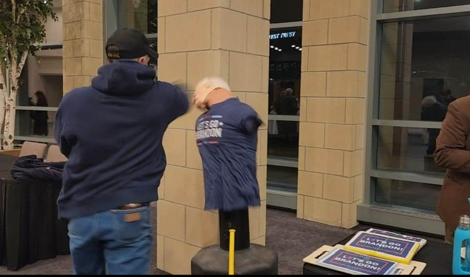 Βίντεο: «Ξυλοφορτώνουν» με γροθιές, κλοτσιές και ρόπαλα ομοίωμα του Μπάιντεν σε εκδήλωση Ρεπουμπλικανών στο Κάνσας