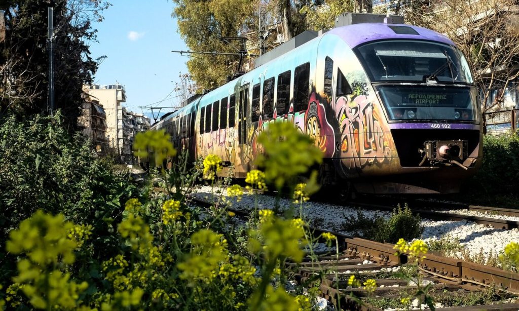 Αμαξοστοιχία που εκτελούσε δρομολόγιο Αθήνα – Κιάτο ακινητοποιήθηκε στη Μαγούλα – Άρχισαν να βγαίνουν καπνοί από τη μηχανή 