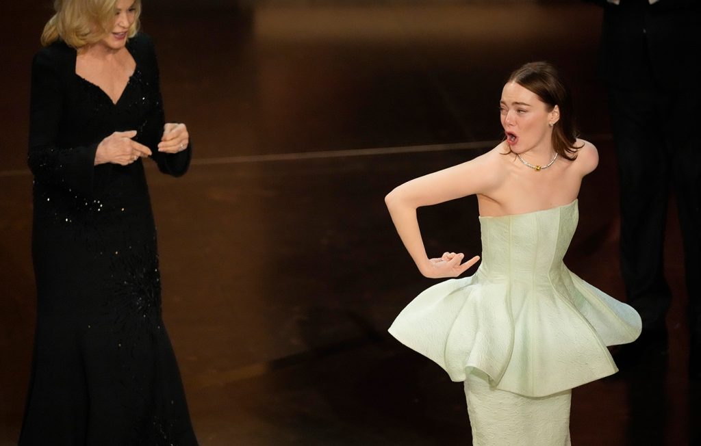 Όσκαρ 2024: Τα στιγμιότυπα που ξεχώρισαν – Το ατύχημα με το φόρεμα της Έμμα Στόουν και η τούμπα της Λίζα Κόσι