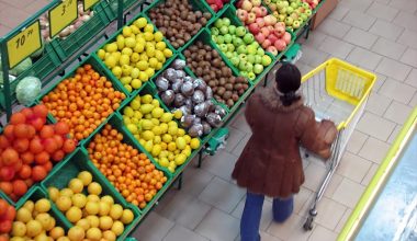 Για ποιο λόγο τα σούπερ μάρκετ βάζουν τα μαναβικά δίπλα στην είσοδο; (βίντεο)