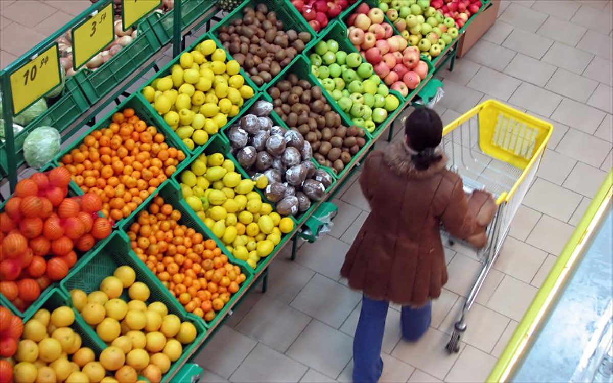 Έχετε αναρωτηθεί; – Για ποιο λόγο τα σούπερ μάρκετ βάζουν τα μαναβικά δίπλα στην είσοδο; (βίντεο)