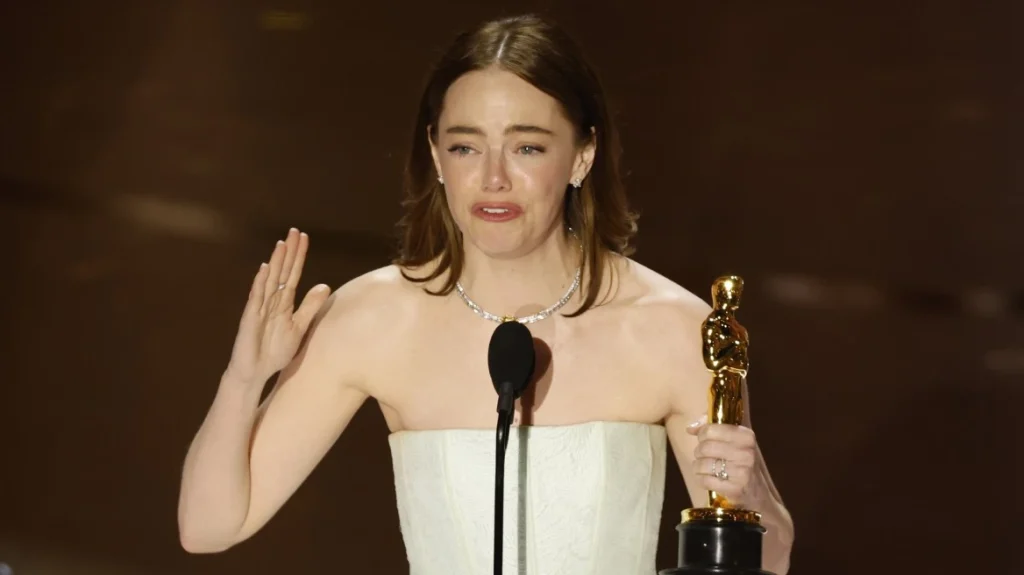 Τα κλάματα της Έμα Στόουν και η αναφορά της στον Γιώργο Λάνθιμο μετά το Όσκαρ Α’ Γυναικείου ρόλου