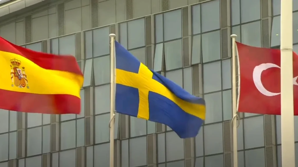 Το ΝΑΤΟ καλοσώρισε επίσημα το 32ο μέλος της Συμμαχίας τη Σουηδία – Υψώθηκε στην έδρα της Συμμαχίας η σημαία της