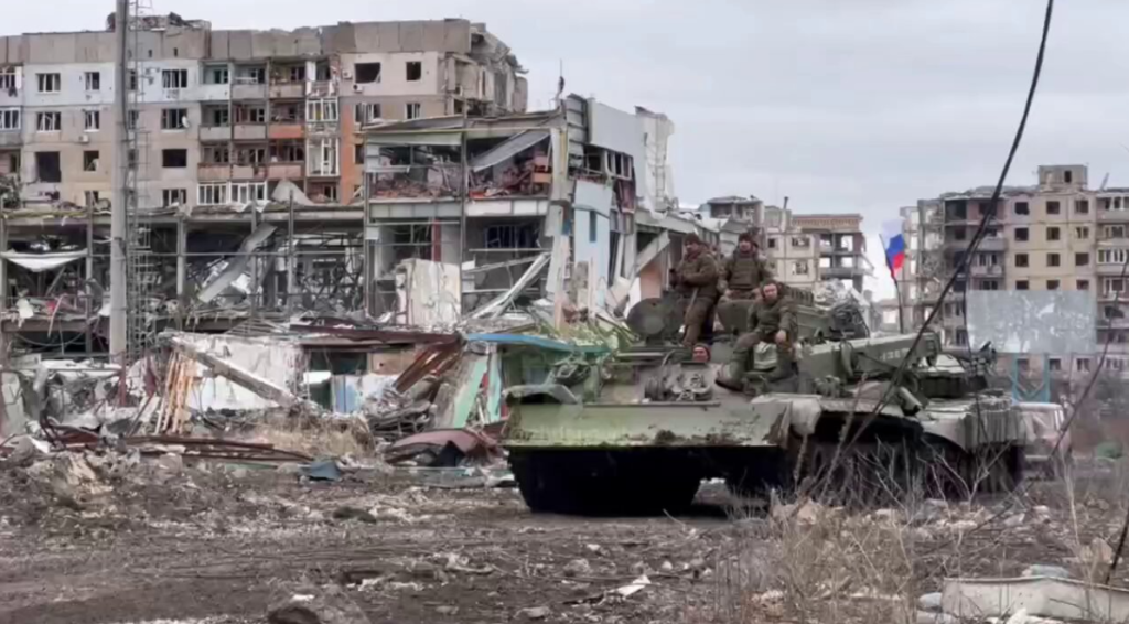 Οι Ρώσοι βρίσκουν και μεταφέρουν για επισκευές συνεχώς νέα άρματα μάχης που εγκατέλειψαν οι ηττημένοι Ουκρανοί στην Αβντιίβκα