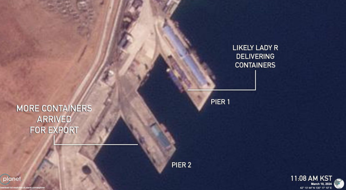 Μεγάλα ρωσικά εμπορικά πλοία παραδίδουν σιτάρι και φορτώνουν πυρομαχικά και ανταλλακτικά κάθε είδους από την Β.Κορέα