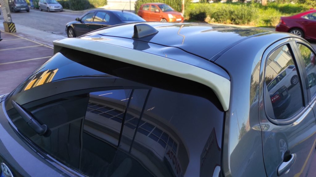 Προσοχή αν βρείτε ένα σφουγγάρι στην οροφή του αυτοκινήτου – Η περίεργη θεωρία (βίντεο)