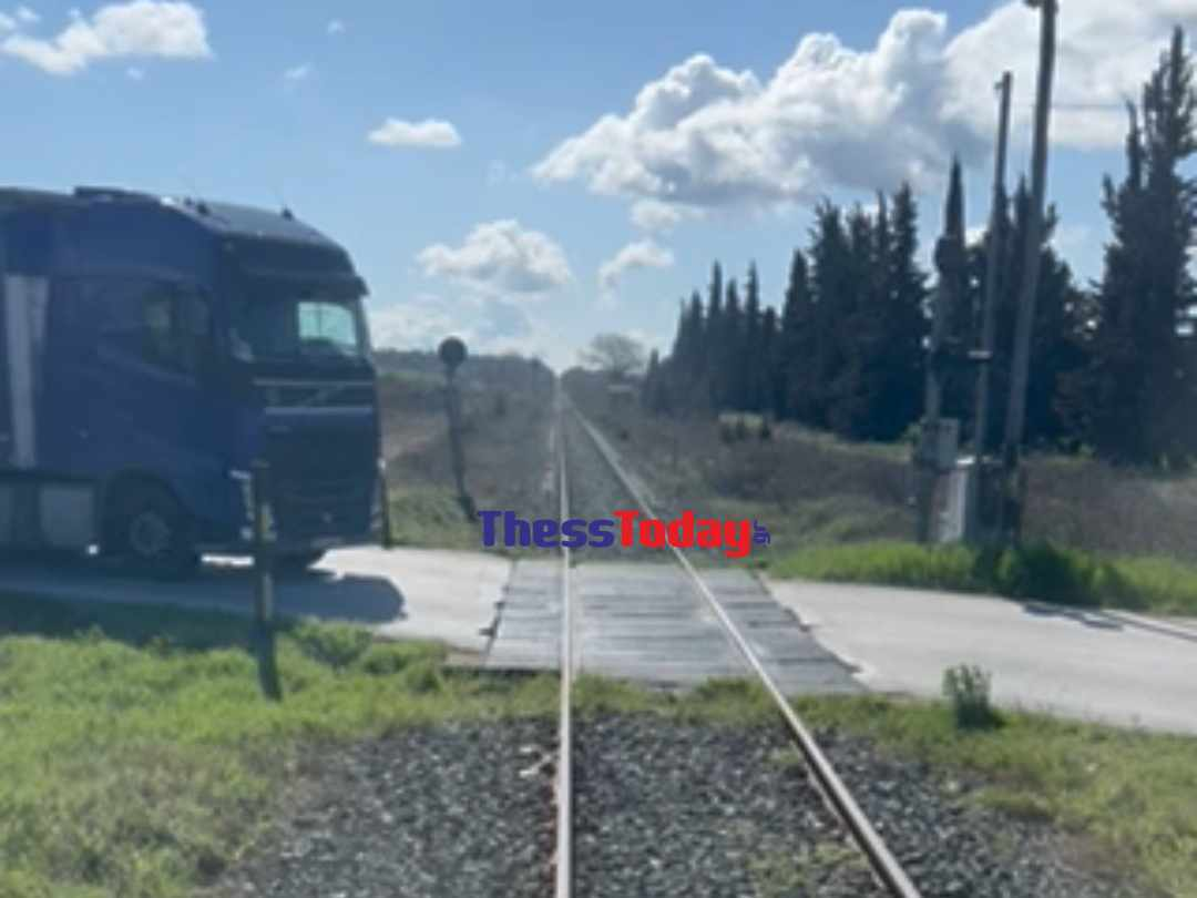 Σέρρες: Τρένο σταμάτησε την πορεία του για να περάσουν φορτηγά σε αφύλακτη διάβαση (βίντεο)
