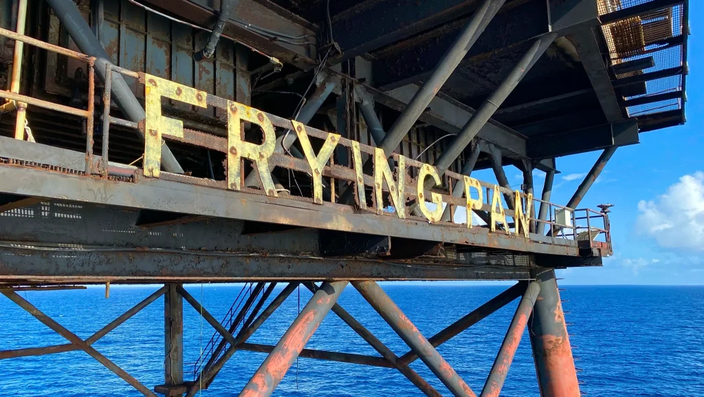 Αυτό είναι το πιο επικίνδυνο ξενοδοχείο στον κόσμο: Περιτριγυρίζεται από καρχαρίες και είναι προσβάσιμο μόνο με ελικόπτερο